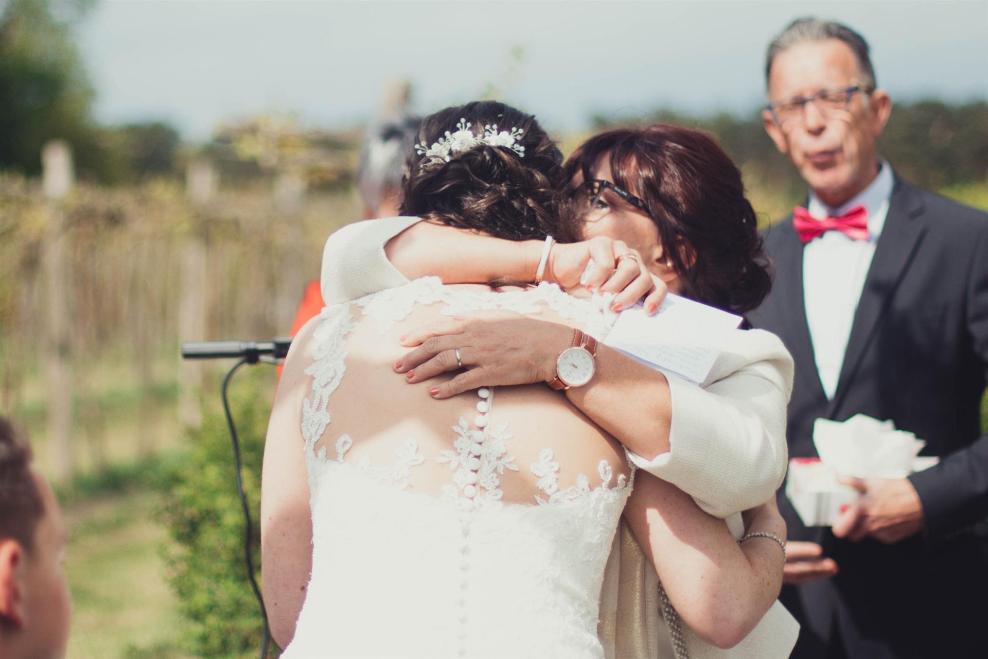 Sposi nel giorno del loro matrimonio. Organizzate le vostre nozze da soli con la Guida alla Preparazione del Matrimonio